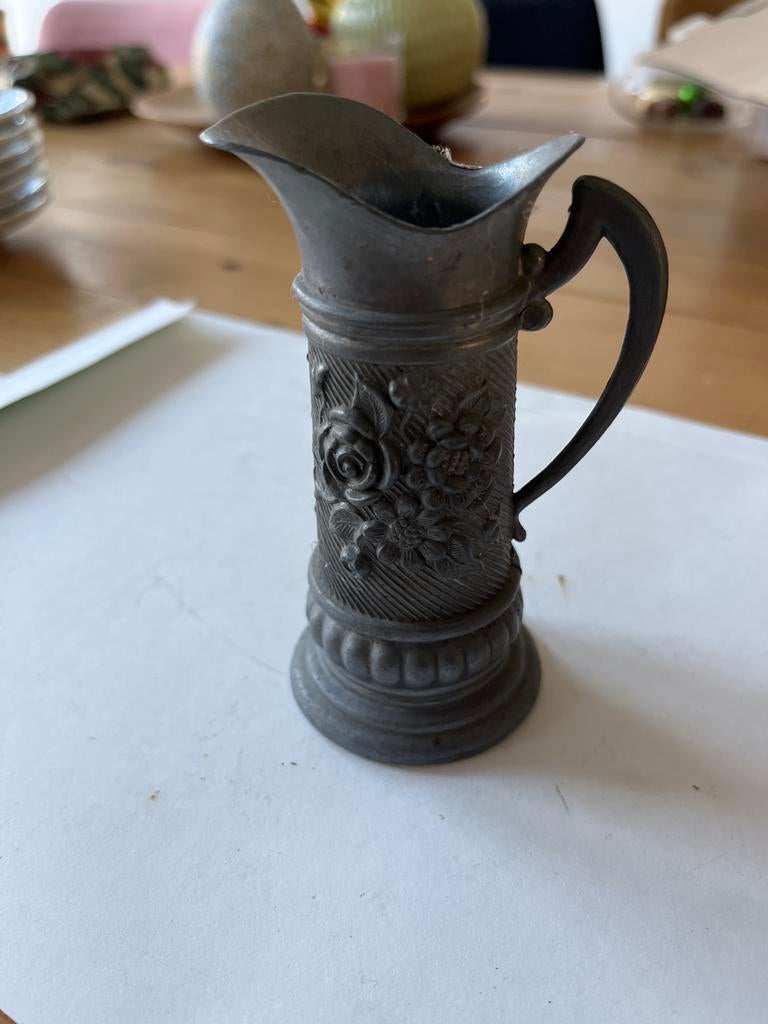 Kleine tinnen kan met bewerkte bloemen, Antiek en Kunst, Antiek | Tin, Ophalen of Verzenden