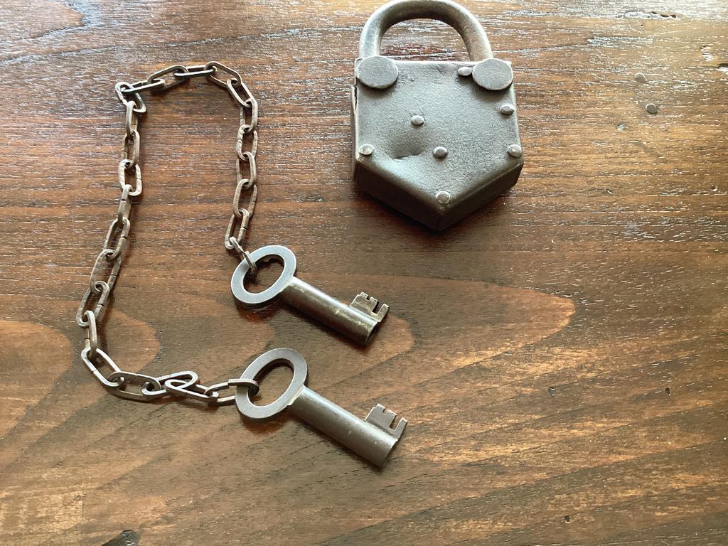 Antiek hangslot, Ophalen
