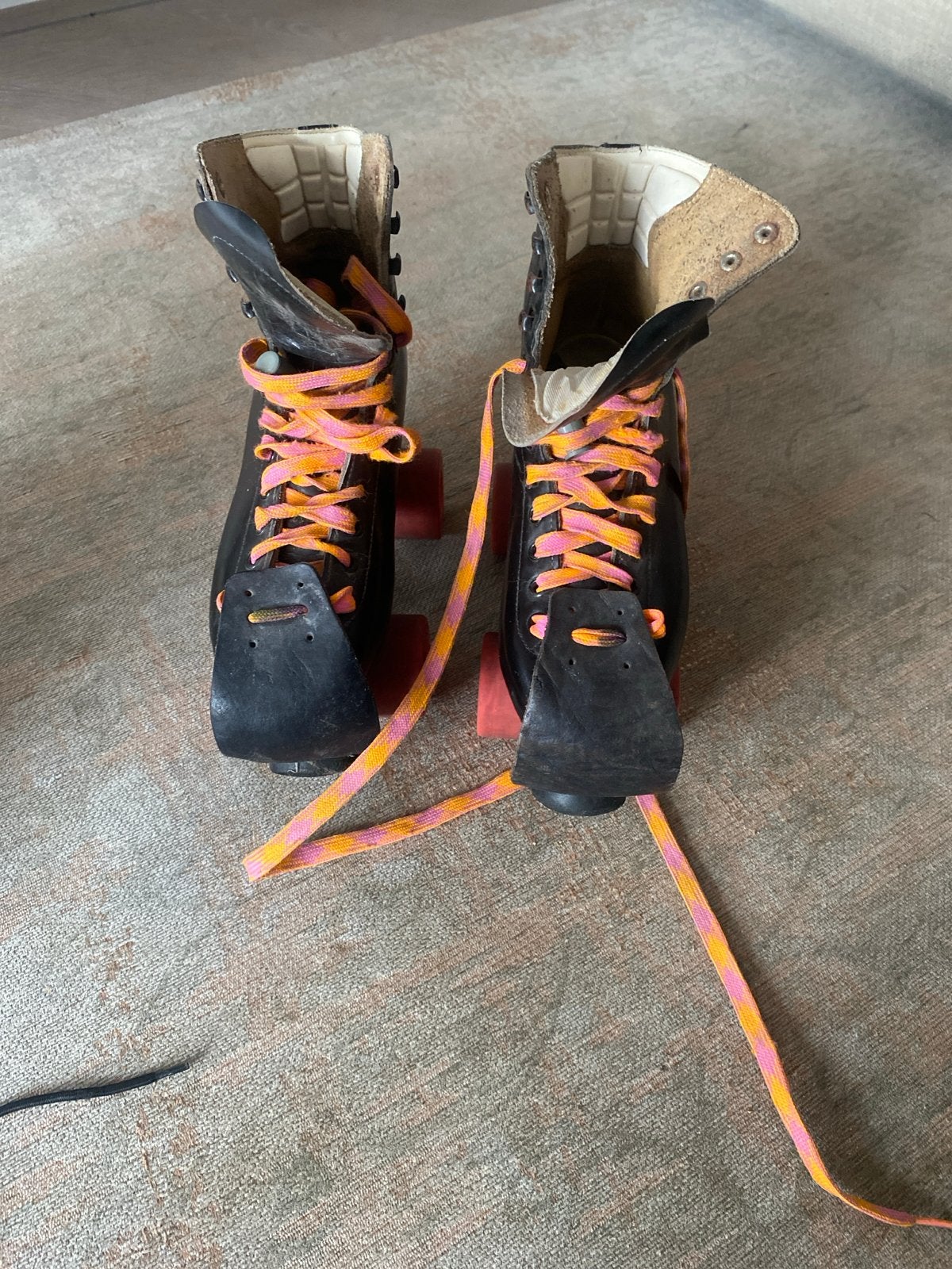Maar 37 Vintage zwarte rolschaatsen met roze veters, Ophalen, Gebruikt, Overige typen, Overige merken
