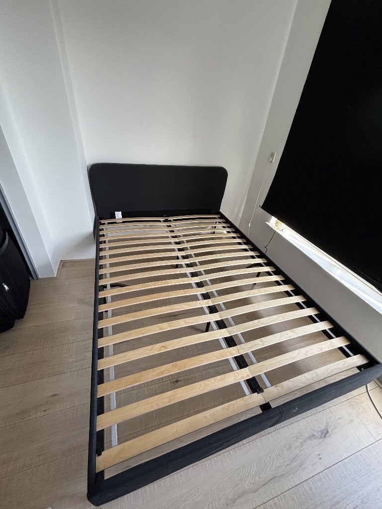 IKEA SLATTUM bed 140x200 donkergrijs + lattenbodem, Huis en Inrichting, Ophalen, Zwart, Tweepersoons, 140 cm
