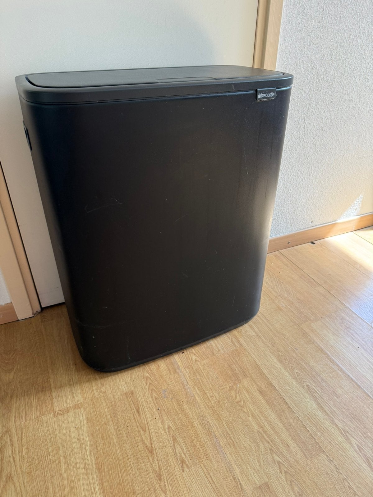 Zwarte Brabantia afvalbak, 40 liter of meer, Ophalen, 50 tot 75 cm