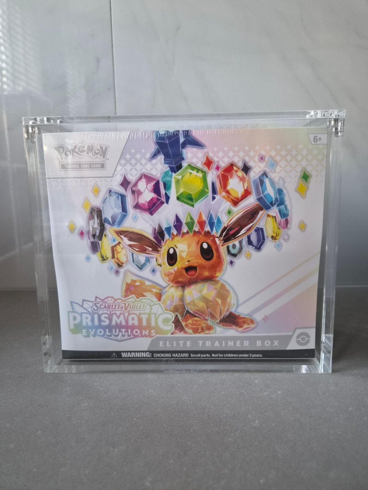 Prismatic Evolutions Elite Trainer Box + Acryl Display, Hobby en Vrije tijd, Verzamelkaartspellen | Pokémon, Ophalen of Verzenden
