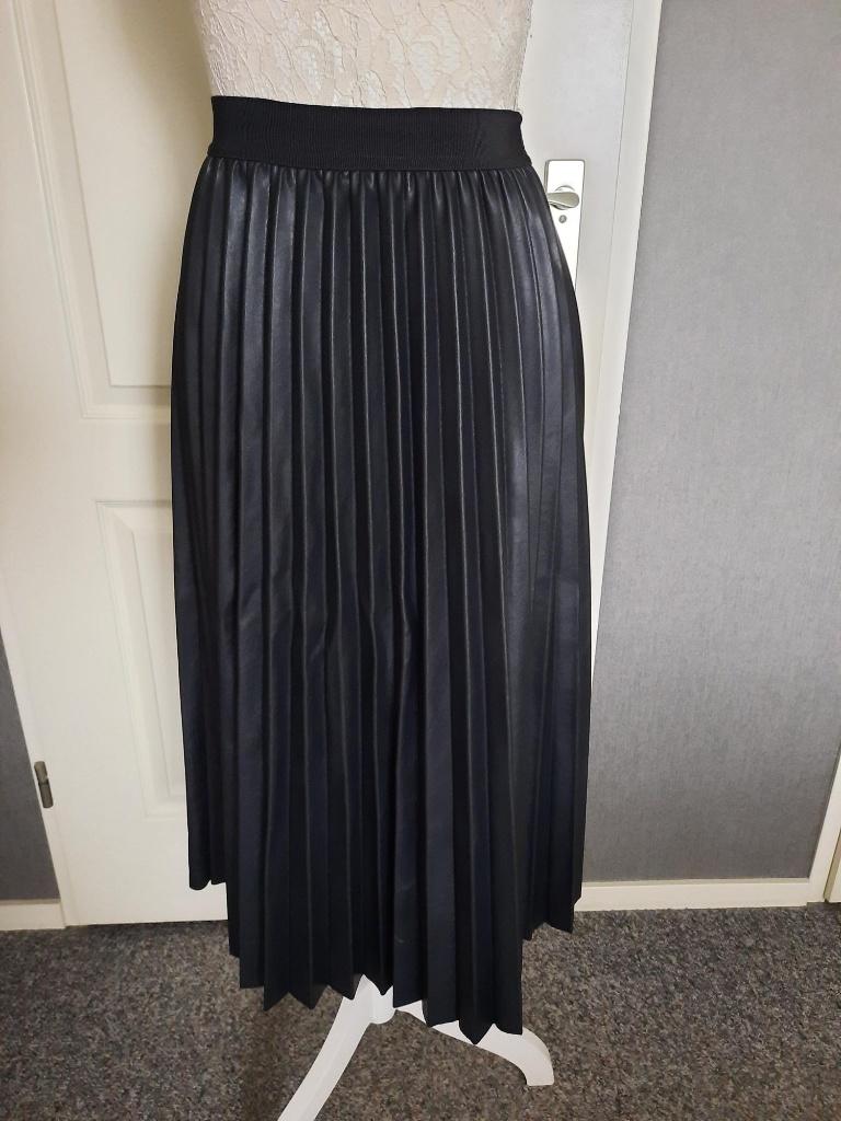 Rok inWear (Plisse ) Kleur : Zwart Maat : S Rok van €150,-, Zwart, Nieuw, Ophalen of Verzenden, Maat 36 (S)