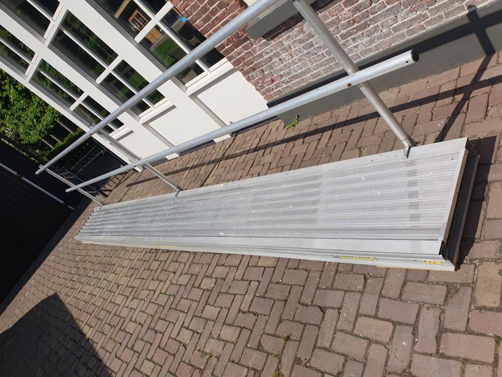 Aluminium werkbrug / loopbrug met leuning 6 meter lang, Ophalen, Gebruikt, Overige typen, 5 meter of hoger