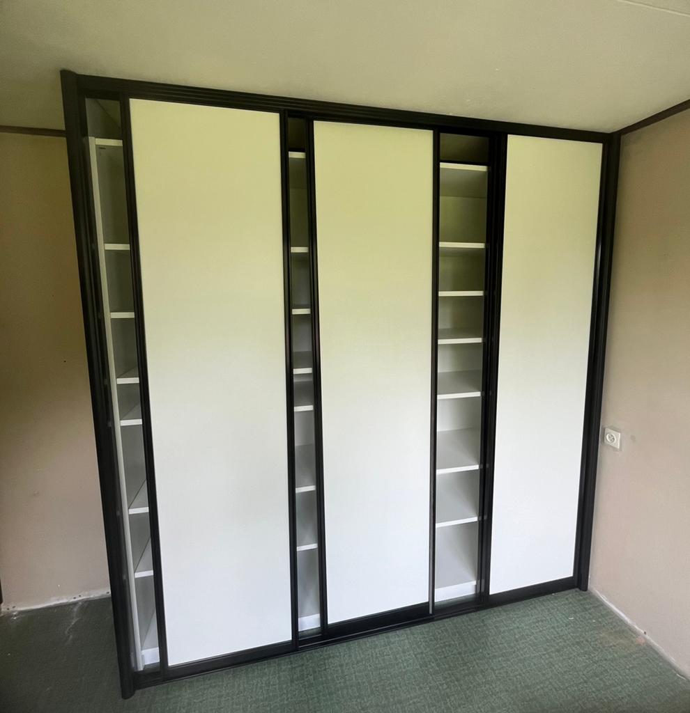 Ruime houten kledingkast zo goed als nieuw, Huis en Inrichting, Ophalen, Met plank(en), Zo goed als nieuw, 200 cm of meer