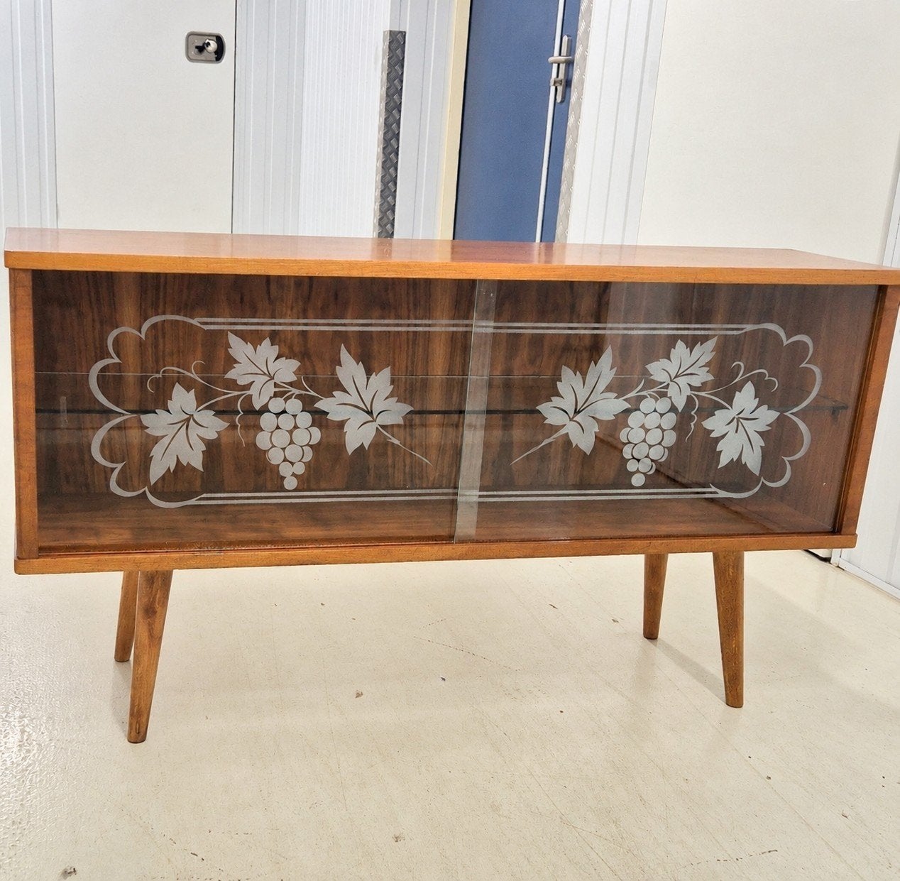 Vintage Vitrinekast Polen Jaren 60/70 met Druivenmotief