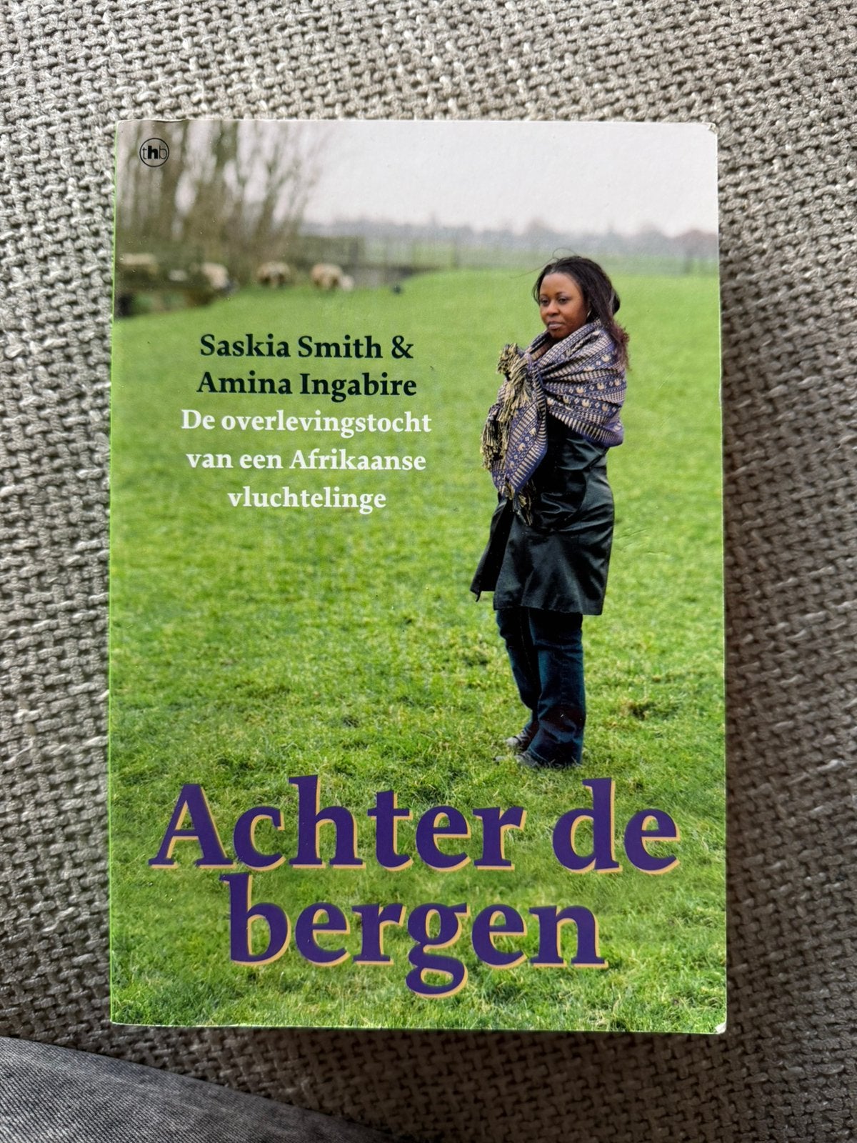 S. Smith Achter de bergen Rwanda oorlog biografie, Ophalen of Verzenden, Zo goed als nieuw, S. Smith