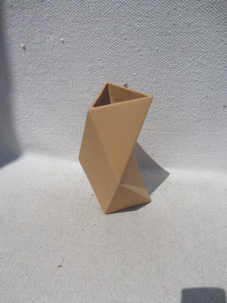 Mooie geometrische design vaas OJEA STUDIO, Antiek en Kunst, Kunst | Designobjecten, Geel, Vaas, Ophalen of Verzenden, 21 cm