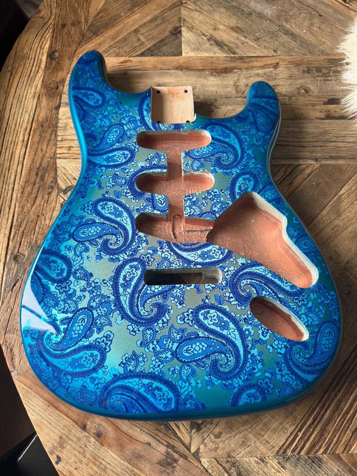 Stratocaster Paisley body Blue/Turqoise zeer mooi neww, Verzenden, Nieuw, Teen, Elektrische gitaar