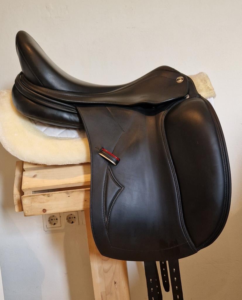 Erreplus Impuls dressuurzadel 17 inch, Dieren en Toebehoren, Paarden en Pony's | Zadels, Ophalen of Verzenden, Zo goed als nieuw