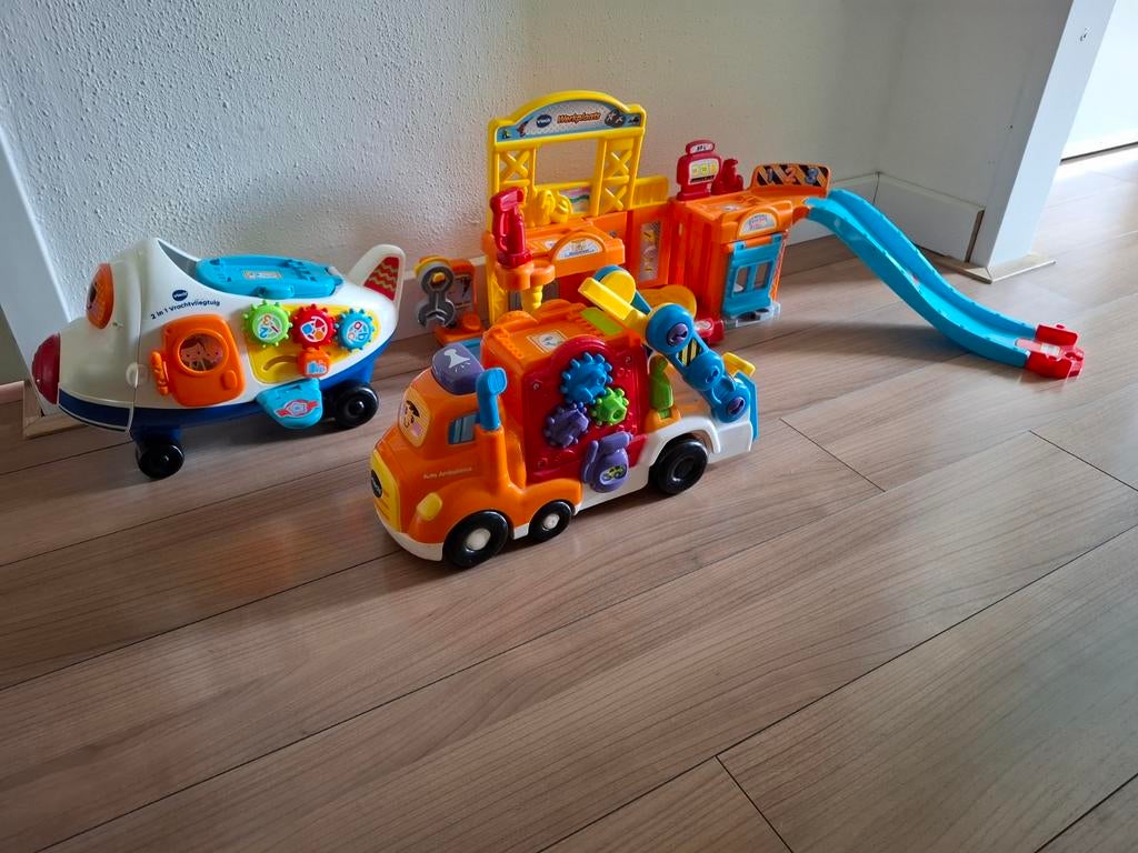 Set voor Toet toet auto's inclusief vliegtuig en werkplaats, Ophalen, Gebruikt