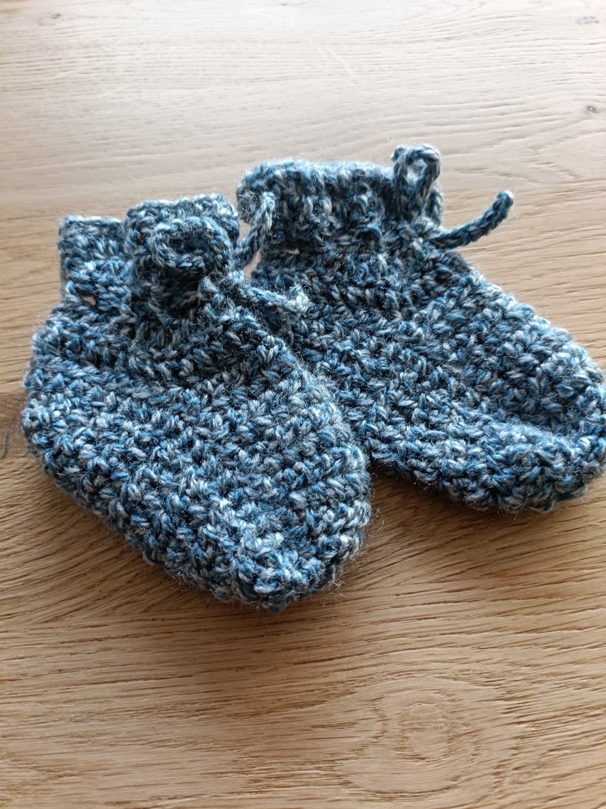 Gehaakte babyslofjes - Blauw/grijs, Kinderen en Baby's, Slofjes, Jongetje of Meisje, Handgemaakt, Nieuw