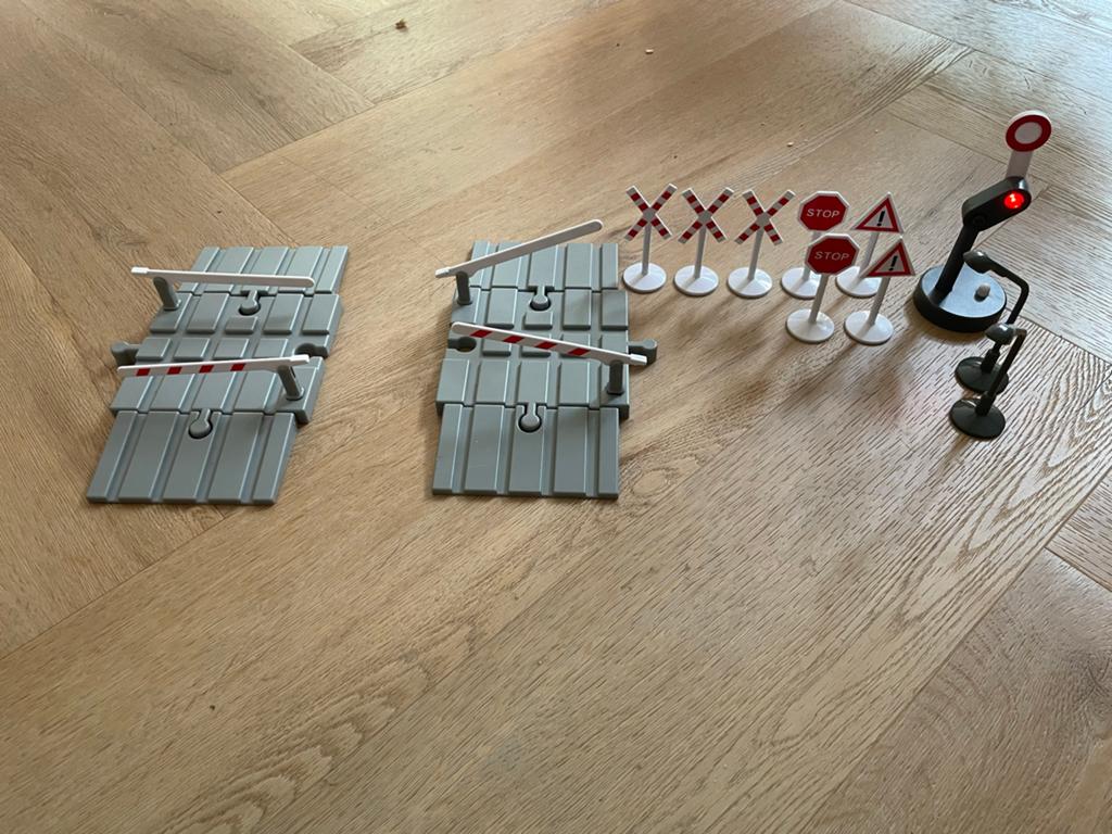 2x spoorwegovergang en accessoires voor houten treinbaan, Ophalen of Verzenden, Zo goed als nieuw