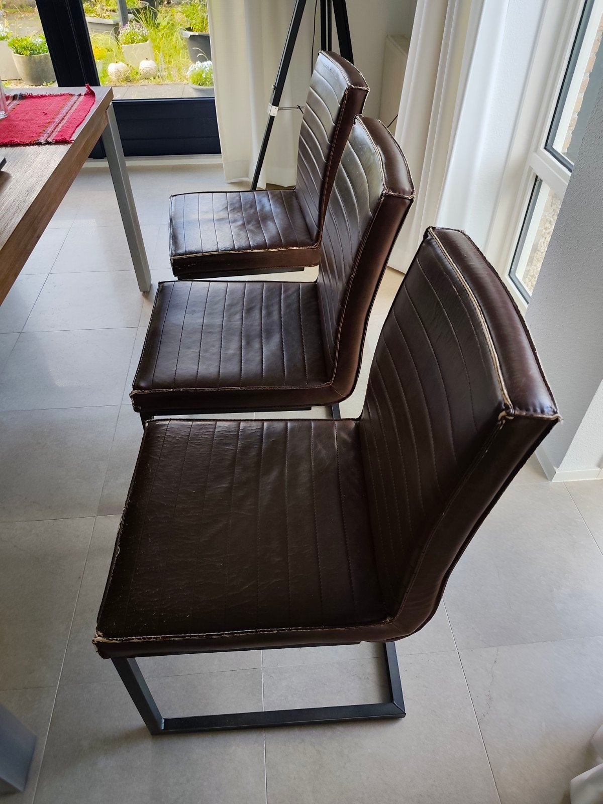 Set van 3 bruine eetkamerstoelen en 1 bankje , gratis !!, Huis en Inrichting, Stoelen, Gebruikt, Drie, Metaal, Stof, Bruin, Ophalen