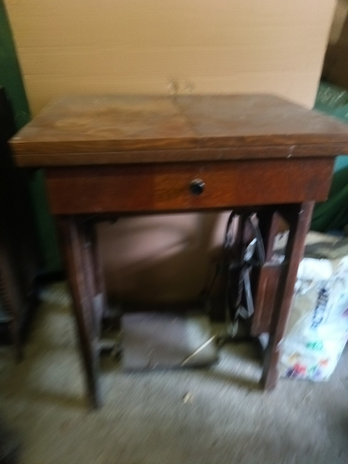 Antieke Singer trapnaaimachine met houten onderstel, Ophalen
