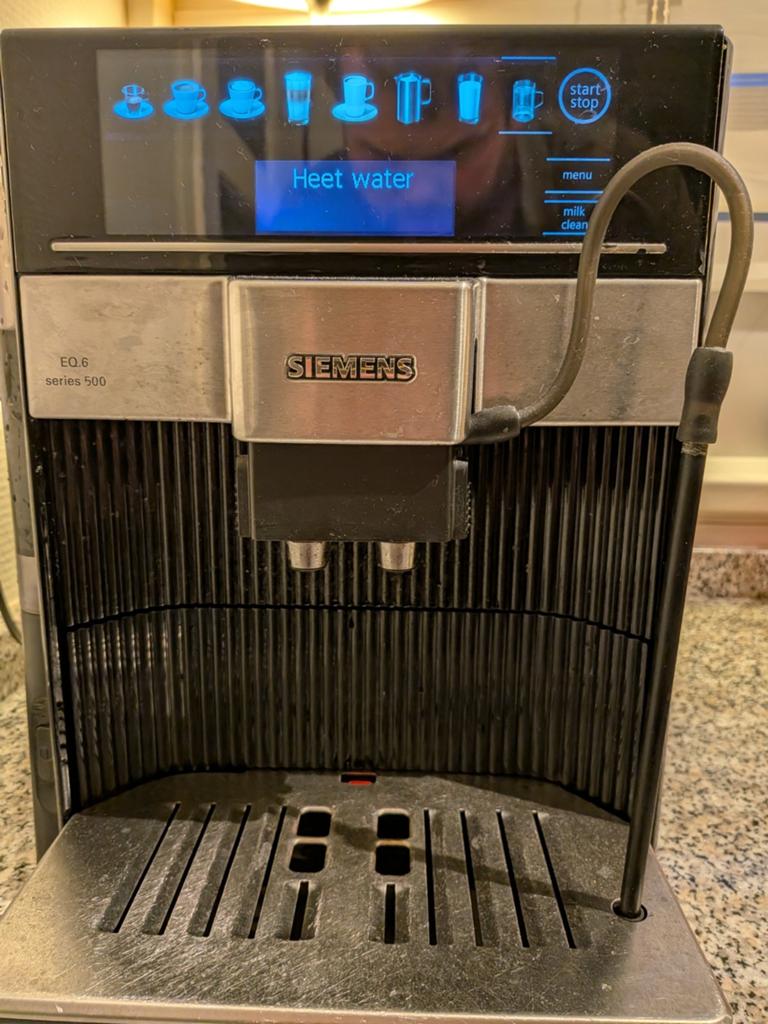 Siemens EQ.6 series 500 volautomatische koffiemachine, Gebruikt, Koffiemachine, 4 tot 10 kopjes, Afneembaar waterreservoir