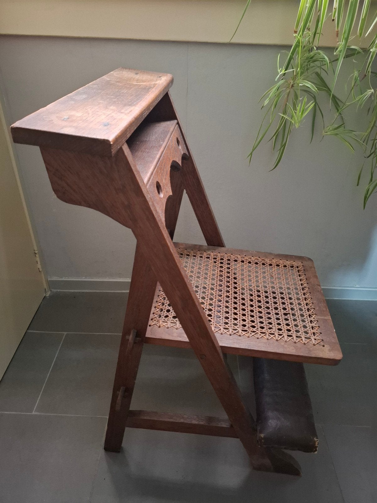 Antieke bidstoel/knielbankje van hout met rieten zitting, Ophalen