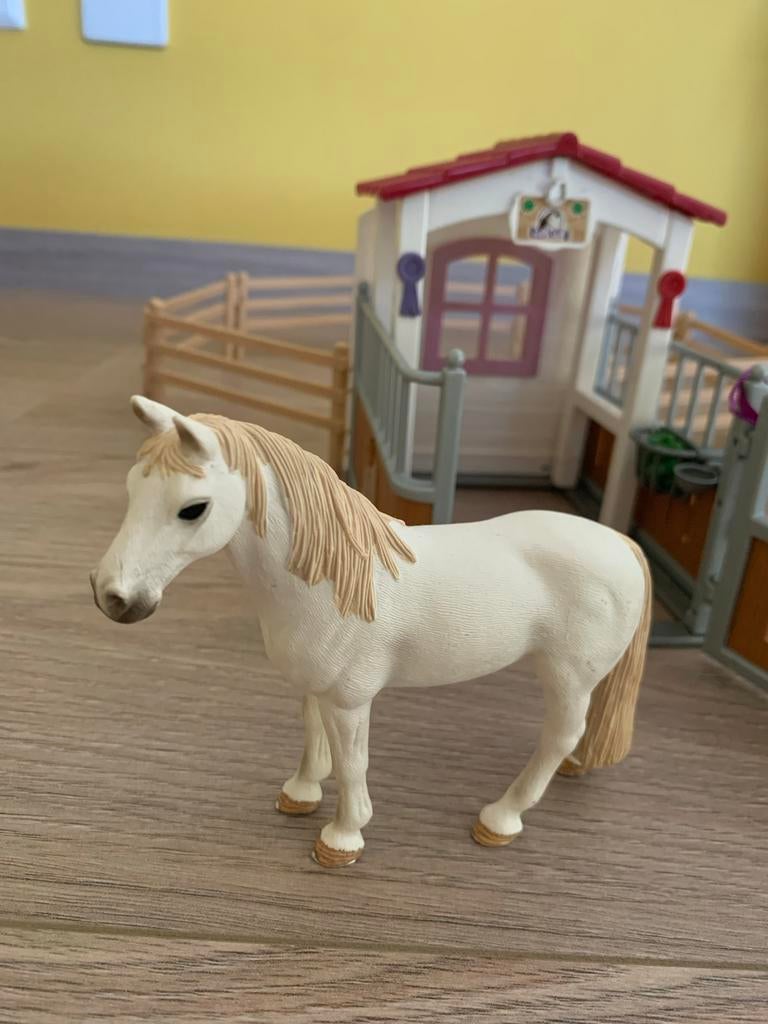 Schleich paardenset met stal, paard en accessoires, Ophalen of Verzenden, Gebruikt, Jongen of Meisje