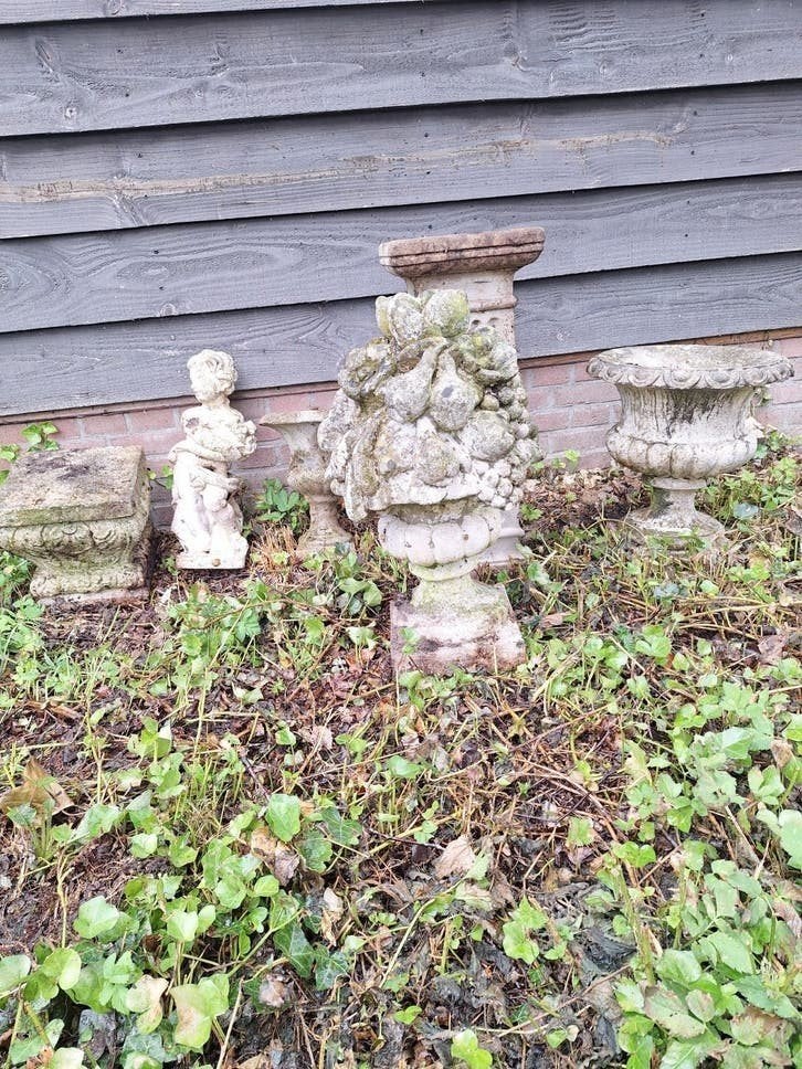 Betonnen tuinbeelden: engel, vaas met fruit, lage zuil, Ophalen, Gebruikt, Beton, Engelenbeeld