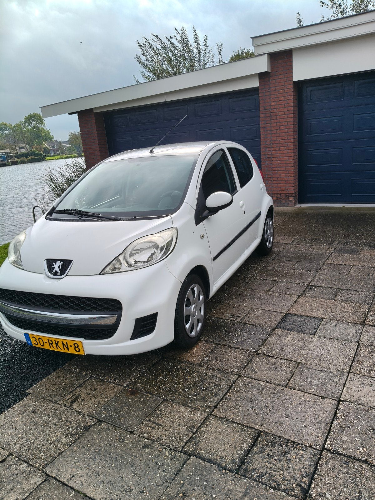 Peugeot 107 1.0 12V 5DR 2011 Wit airco motor130000 km, Voorwielaandrijving, 4 stoelen, Origineel Nederlands, Handgeschakeld