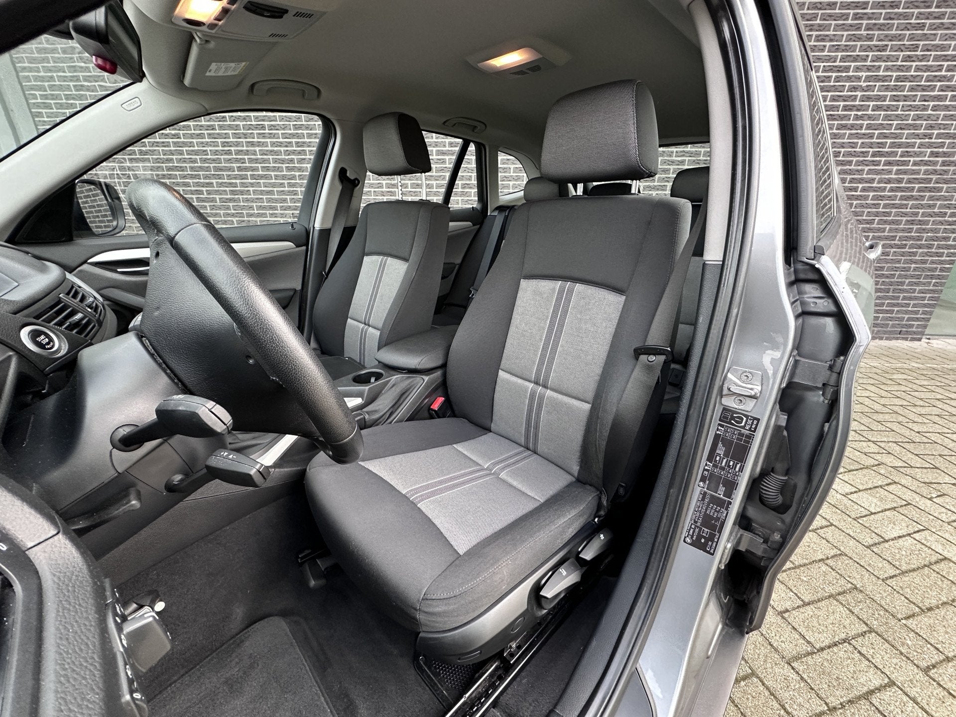 BMW X1 sDrive18d Executive | Navigatie | Eerste eigenaar | D, Origineel Nederlands, Diesel, Grijs, 1470 kg