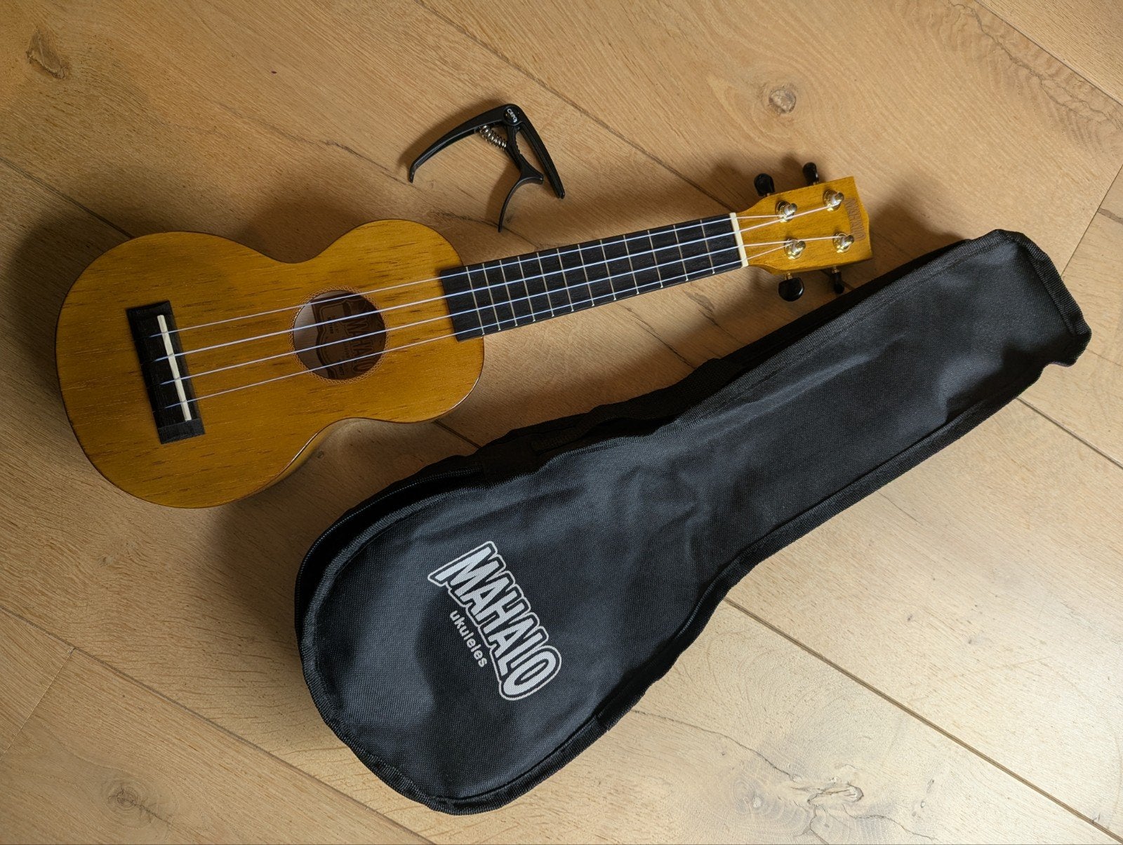 Mahalo MH1vna Ukelele with Bag & Capo, Muziek en Instrumenten, Ophalen, Zo goed als nieuw, Overige typen