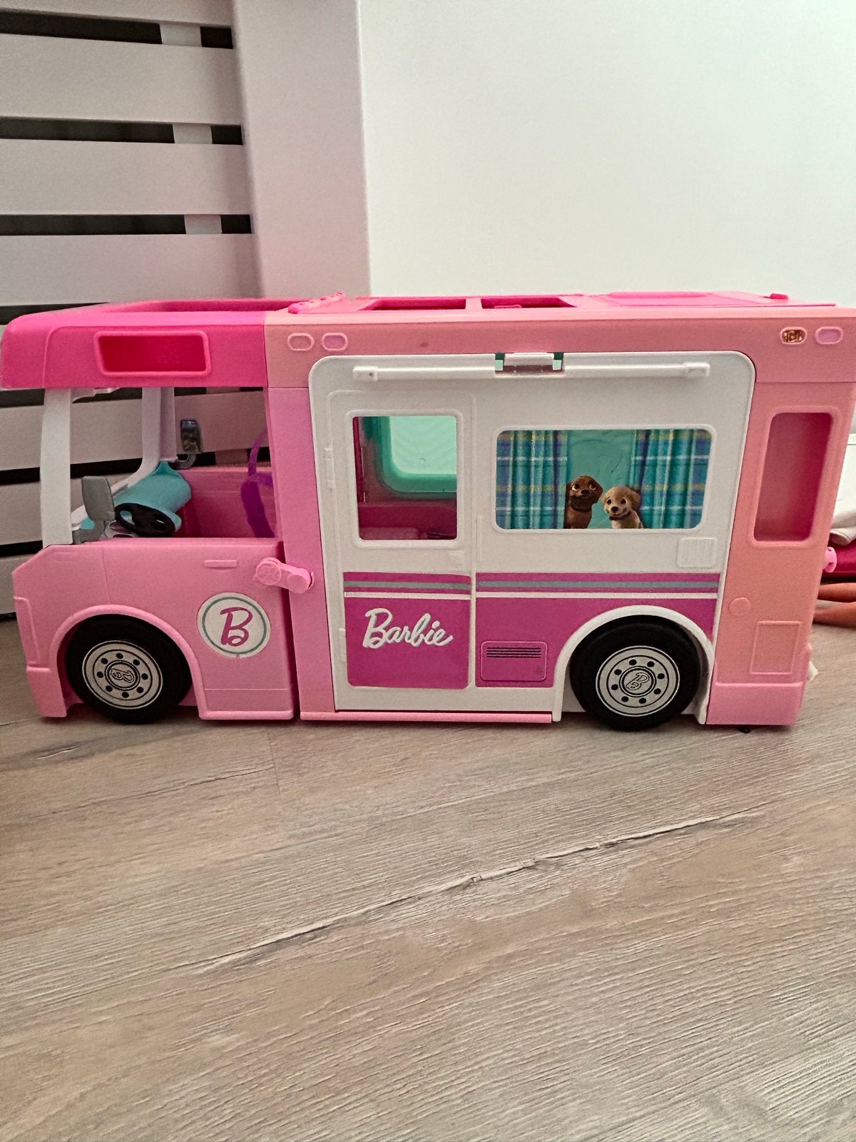 Barbie Camper met accessoires en 5 poppen, Ophalen of Verzenden, Gebruikt