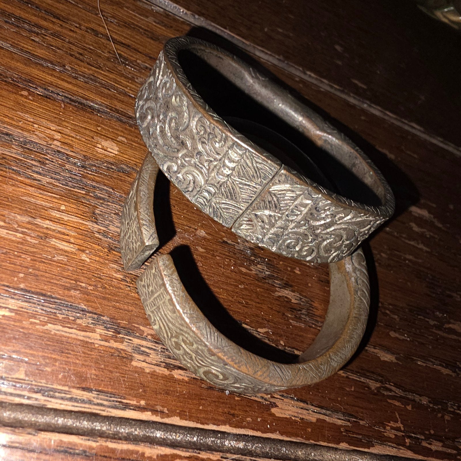 Set van 2 vintage Indonesische armbanden met gravures, Ophalen of Verzenden