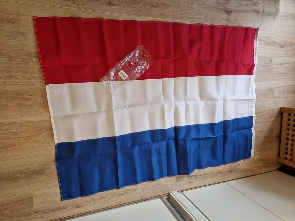 Vlag rood wit blauw nieuw, Ophalen, Nieuw
