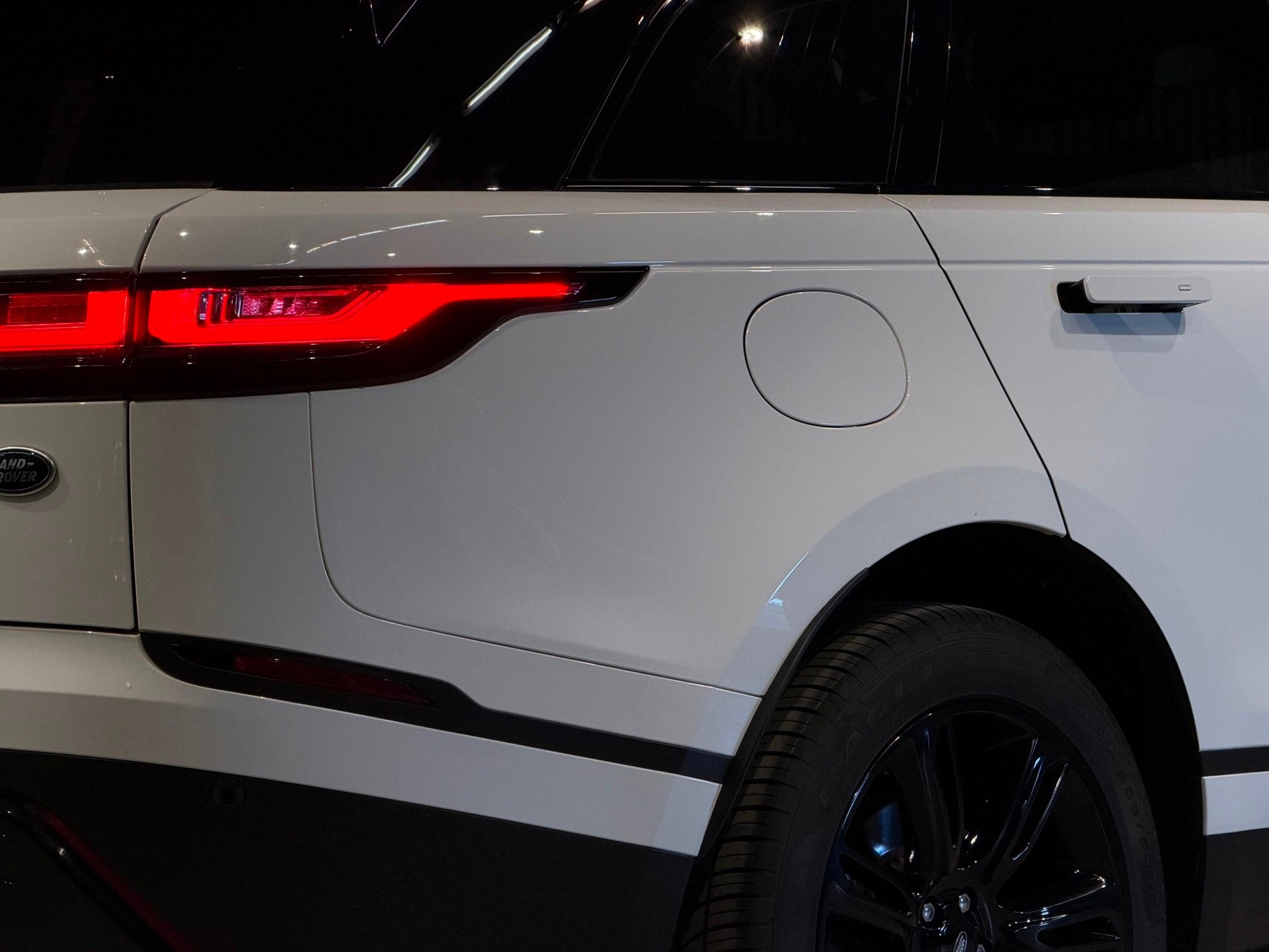 Land Rover RANGE ROVER VELAR 2.0 P400e S | Pano | Garantie, Auto's, Automaat, Dealer onderhouden, 2174 kg, Gebruikt