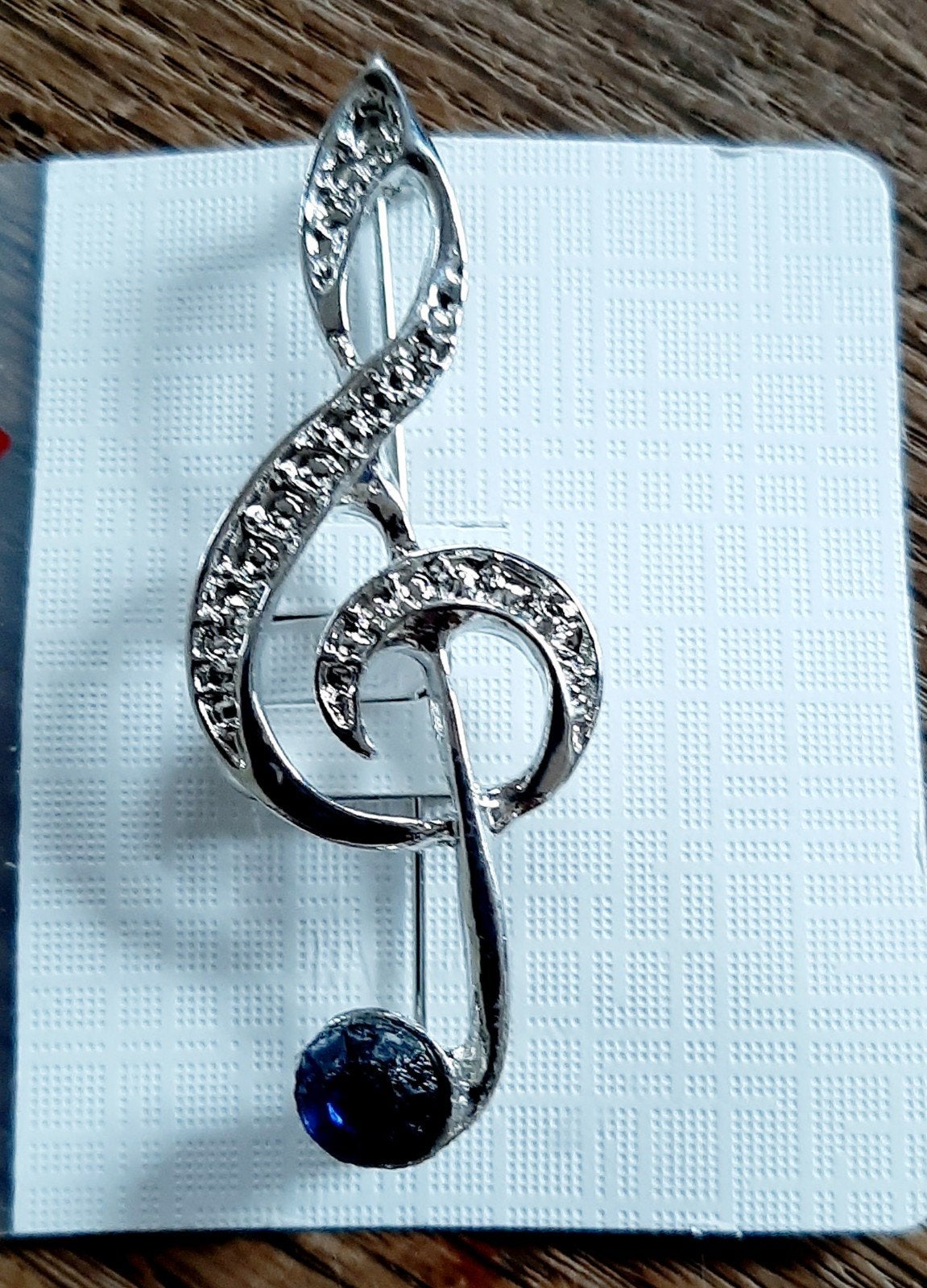 zilverkleurige muzieksleutel broche met blauwe steen, Sieraden, Tassen en Uiterlijk, Overige materialen, 4 tot 7 cm, Nieuw, Ophalen of Verzenden