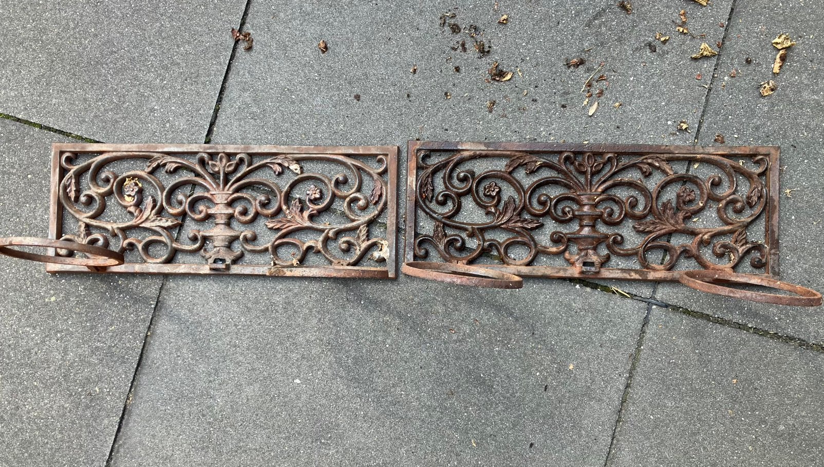2 st gietijzeren wandhangers, Tuin en Terras, Ophalen, Rond, Zo goed als nieuw, Minder dan 25 cm