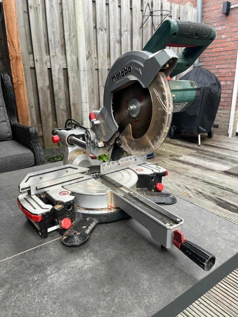 Krachtige Metabo KGS 216 M Afkort- en Verstekzaag (1500W), Ophalen, Gebruikt, Afkortzaag, 30 tot 70 mm
