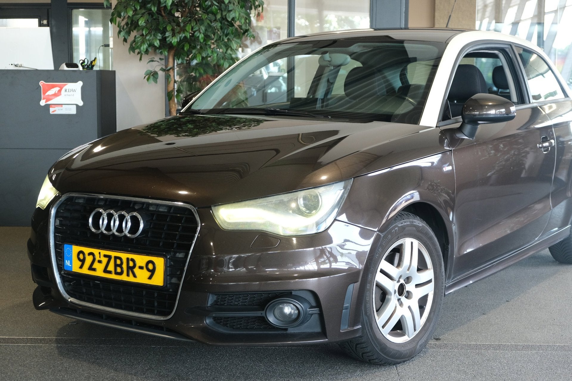 Audi A1 1.4 TFSI S-Line S-Tronic Navi Xenon Cruise Airco, Auto's, Audi, Euro 5, Stof, Bruin, 4 stoelen