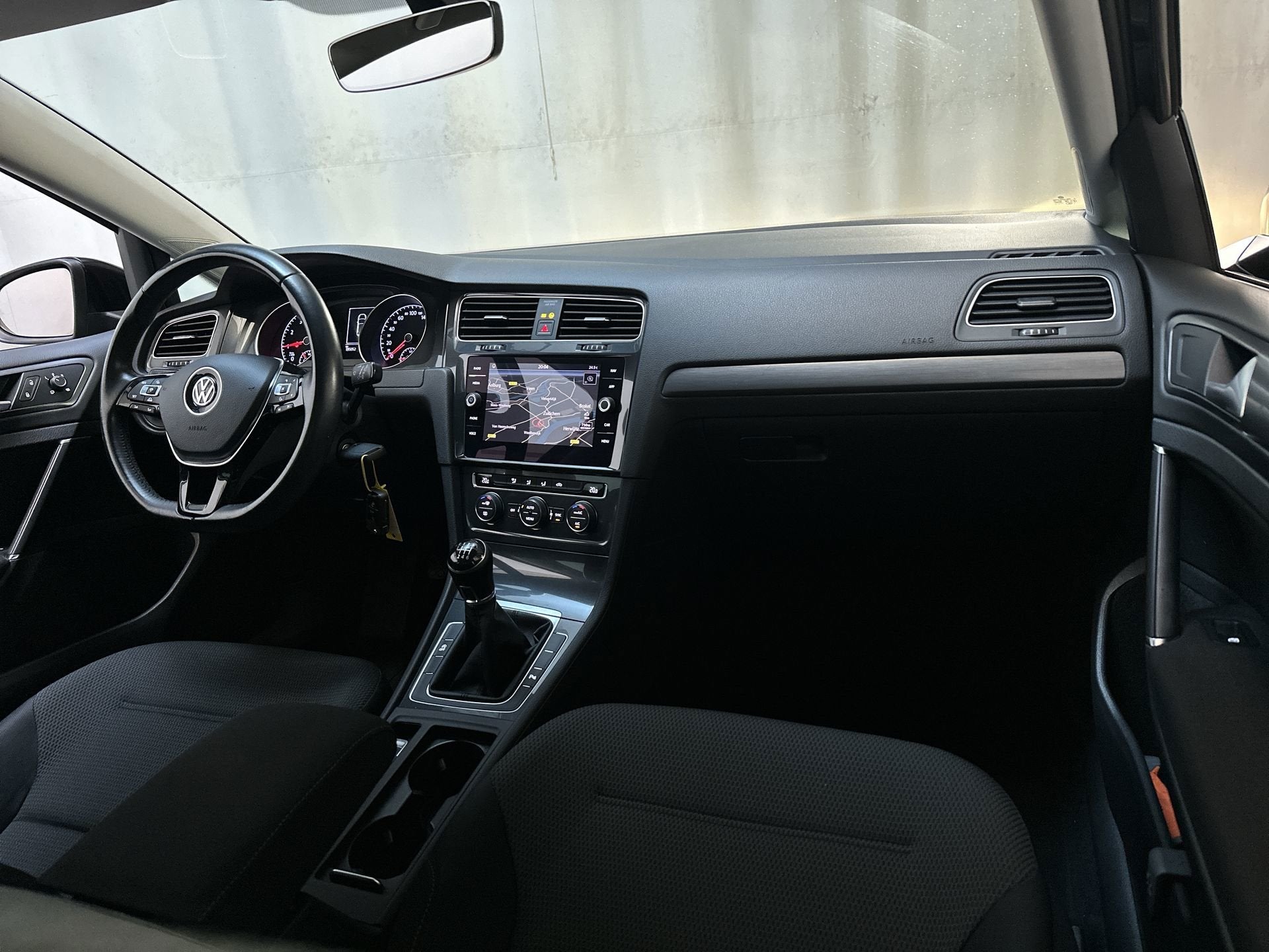 Volkswagen Golf 1.0 TSI 110pk 6-bak Comfortline Navigatie DA, Auto's, Stof, Gebruikt, Met garantie (alle), Zwart