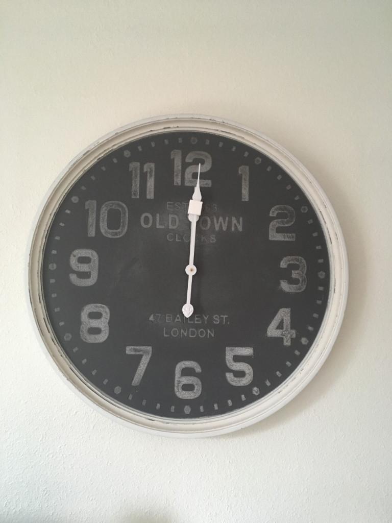 * Stoer Grijs Wit Old Town Houten Wandklok 70cm Nieuw *, Ophalen of Verzenden, Nieuw, Wandklok