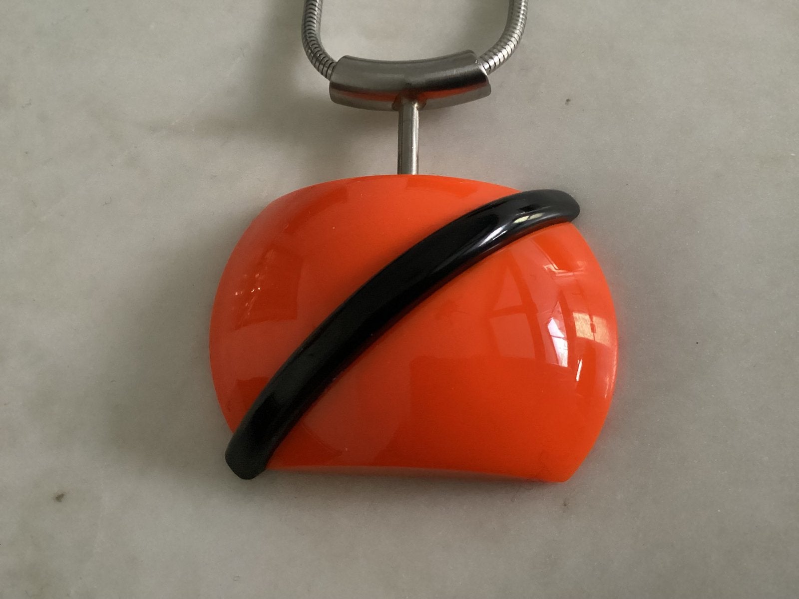 Bakelieten hanger met slangen ketting 64 cm lang €195,00, Ophalen, Nieuw, Oranje, Overige materialen