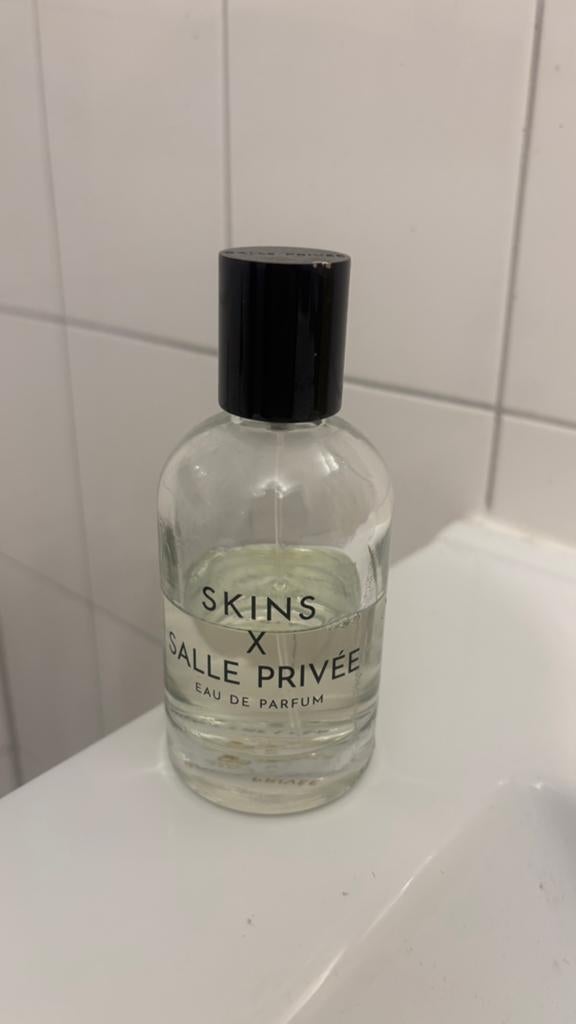 Skins x salle privée, Ophalen of Verzenden, Gebruikt, Parfumfles