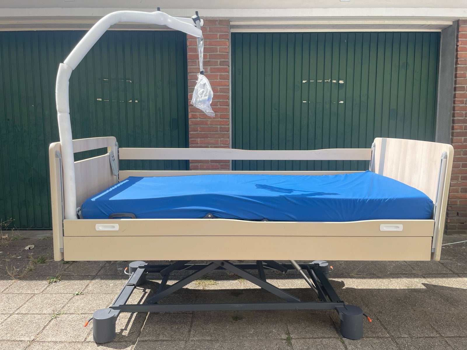Verstelbaar hoog laag bed met incontinentie matras/papegaai, Diversen, Verpleegmiddelen, Ophalen, Gebruikt