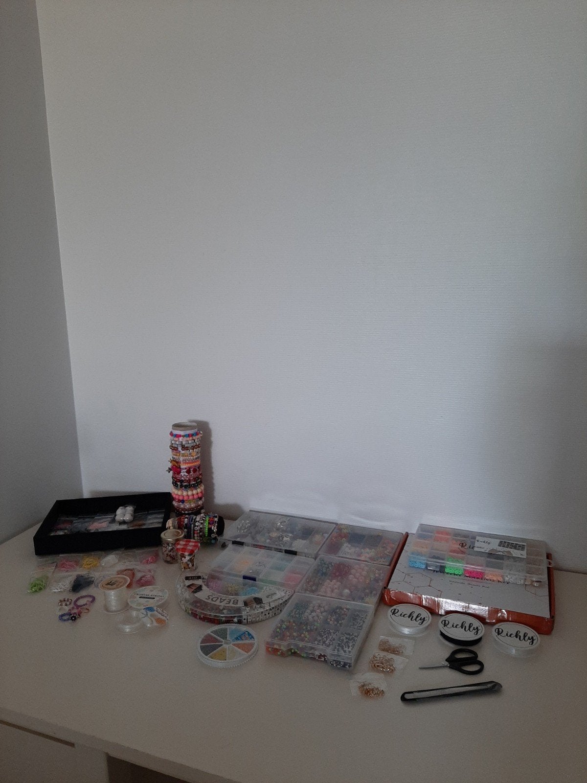 Heel veel kraaltjes o.a. Richly armbandjes, draadelstiek etc, Ophalen of Verzenden, Gebruikt, Kraal
