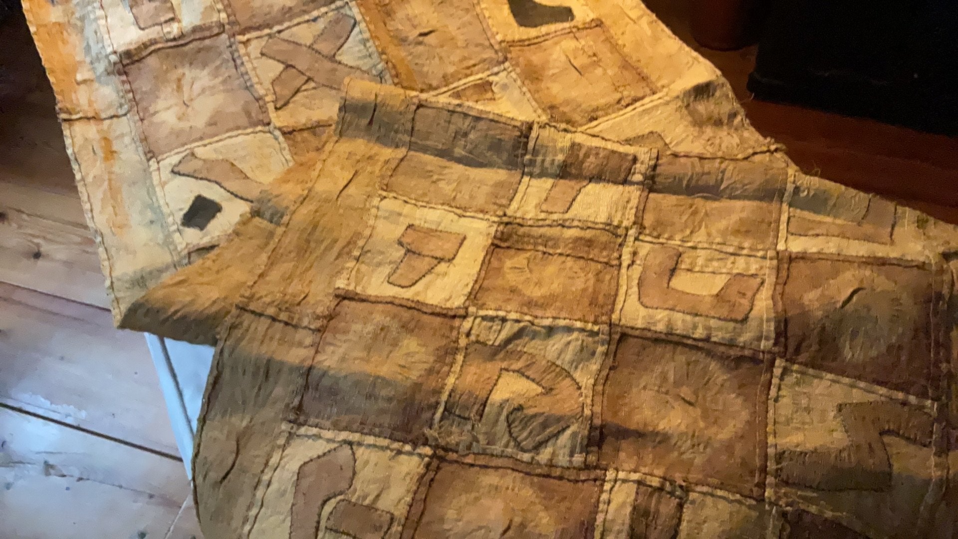 OUD GROOT KLEED AFRIKA. DE NTSHAK.  KUBA CONGO, Antiek en Kunst, Ophalen