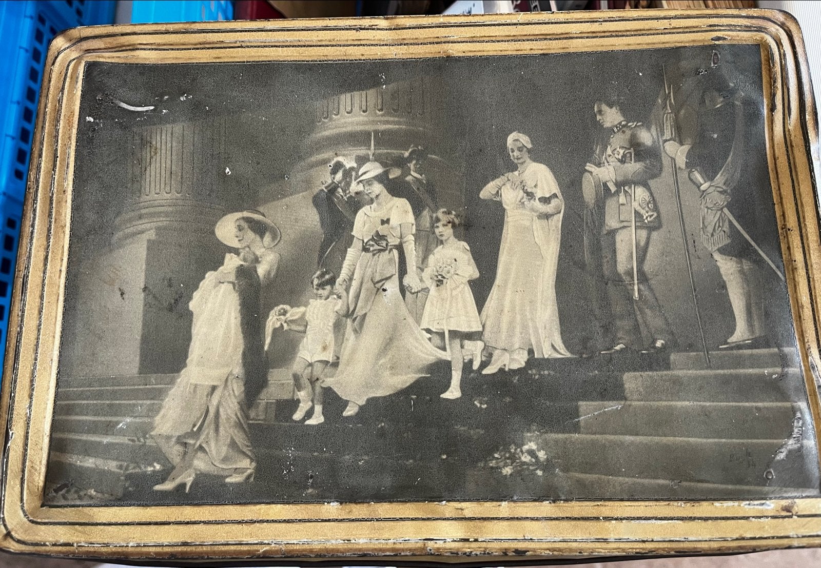 Antieke blikken doos 1934 met diverse verzamelobjecten, Antiek en Kunst, Ophalen of Verzenden