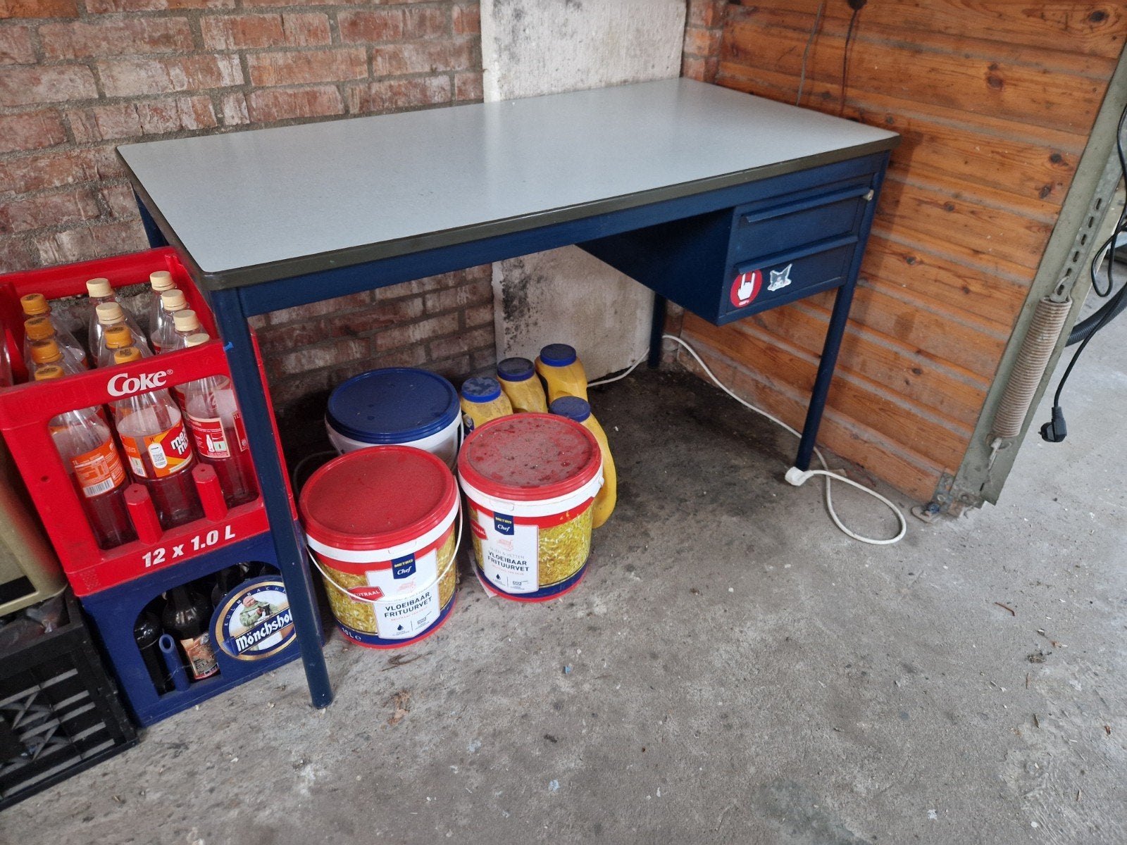 Stevig blauw bureau met lade - Ideaal voor werkplaats, Huis en Inrichting, Bureaus, Ophalen, Overige typen, Gebruikt, Met lades