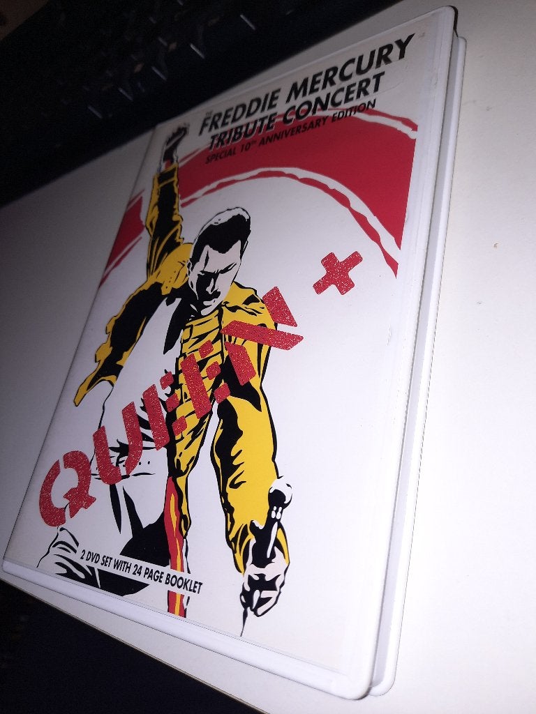 2 DVD Queen At The Freddie Mercury Tribute Concert, Alle leeftijden, Ophalen, Zo goed als nieuw