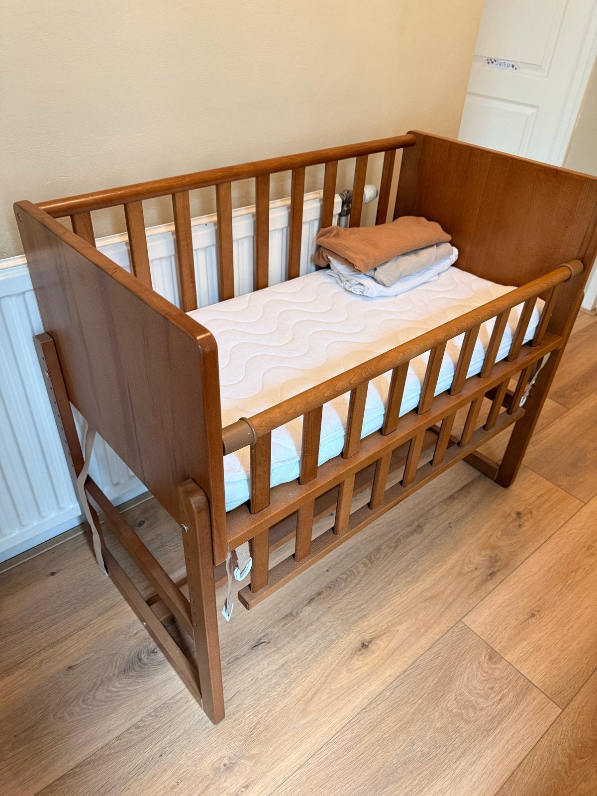 Petite Amelie Co-sleeper Walnoot, Ophalen of Verzenden, Zo goed als nieuw, Wieg