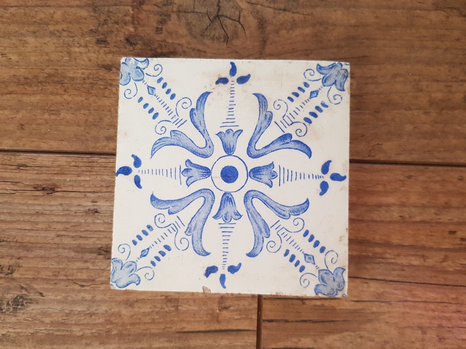 Antieke tegel met blauw tulpen patroon, Ophalen of Verzenden