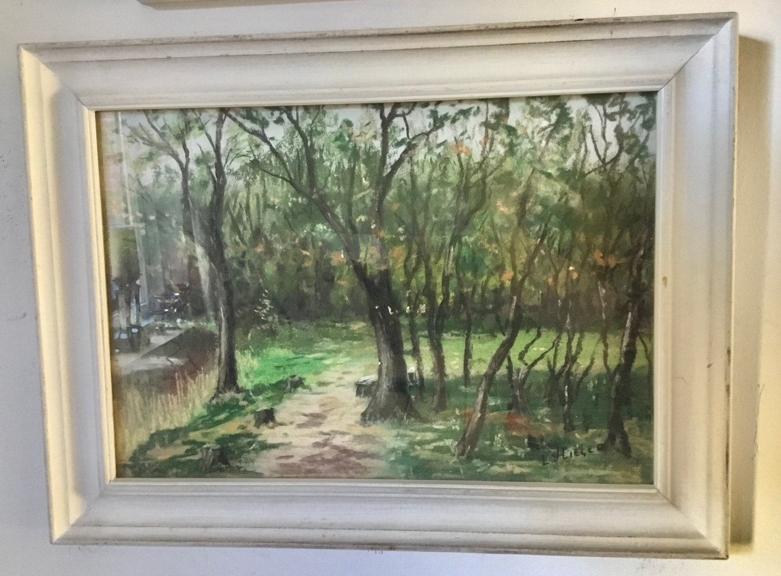 GESIGNEERD SCHILDERIJ MET BOS TAFEREEL IN WITTE LIJST, Ophalen of Verzenden, Landschap