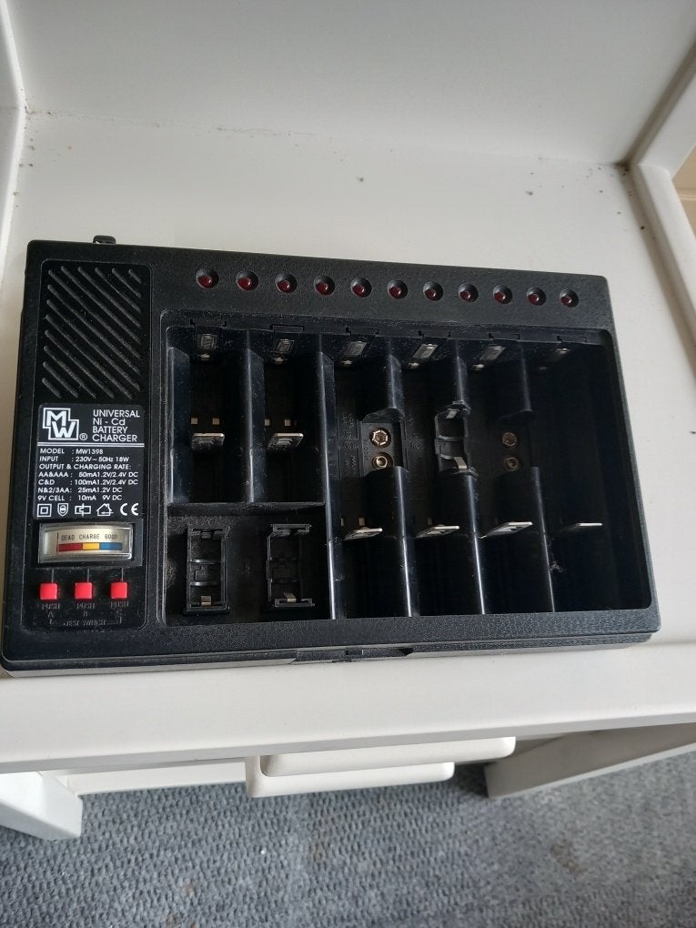 MW Universal Battery Charger, Ophalen, Zo goed als nieuw