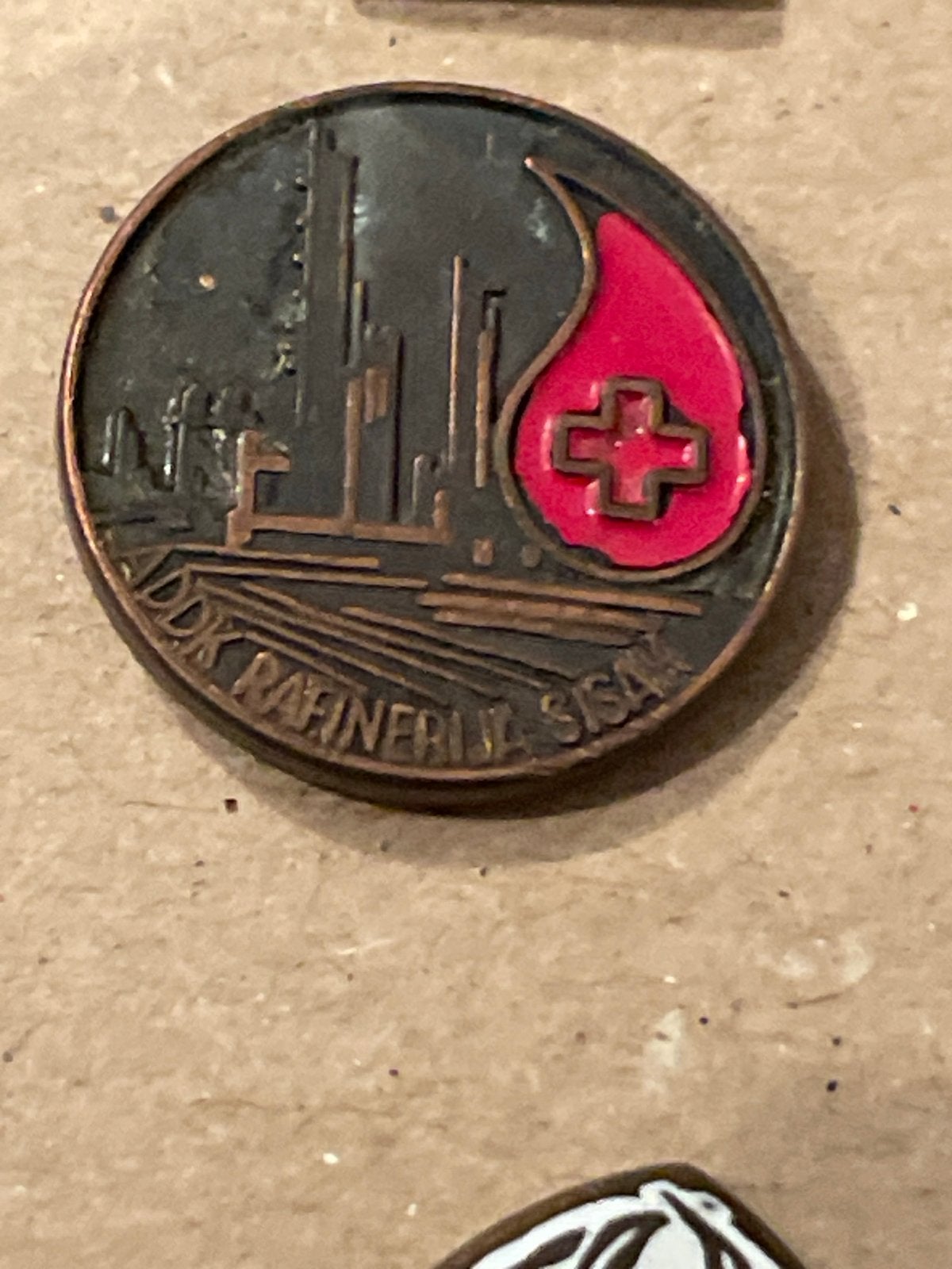 Vintage Speldje PDDK Rafinerija Sisak - Olie Raffinaderij, Verzamelen, Ophalen of Verzenden, Gebruikt, Overige onderwerpen, Speldje of Pin