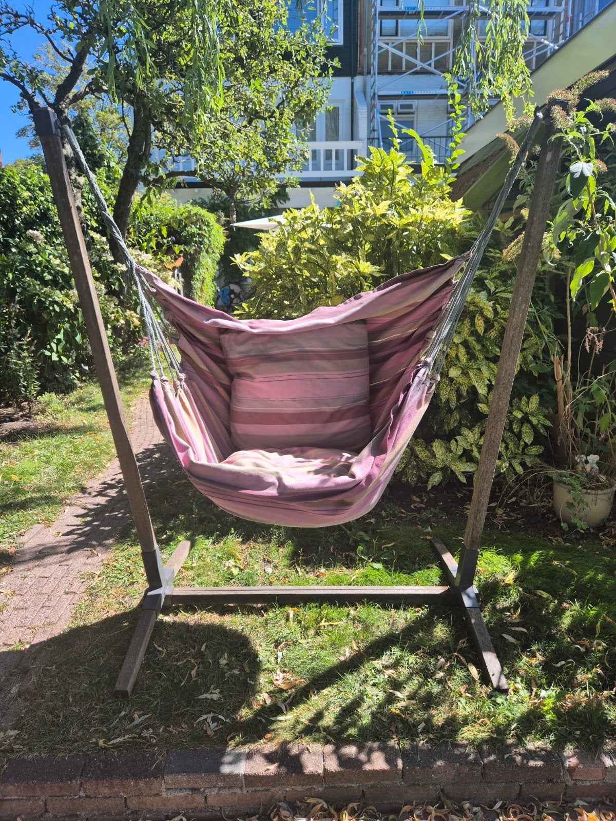 Hangschommelstoel in paars/roze met stevig hardhouten frame, Ophalen, Gebruikt, Met standaard, Eenpersoons